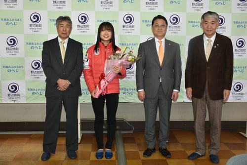 世界選手権出場を報告した横濵汐莉さん(左から2人目)