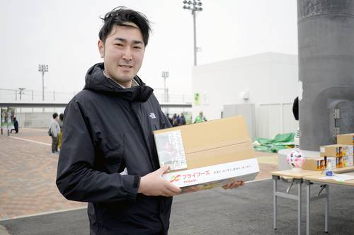 全選手の写真入り特製ポストカードとプライフーズの食品詰め合わせに当選した佐々木智哉さん