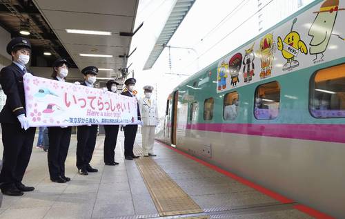 ゆるキャラをあしらった「東北DC復興号」と、出発を見送る駅員ら=3日朝、JR東京駅