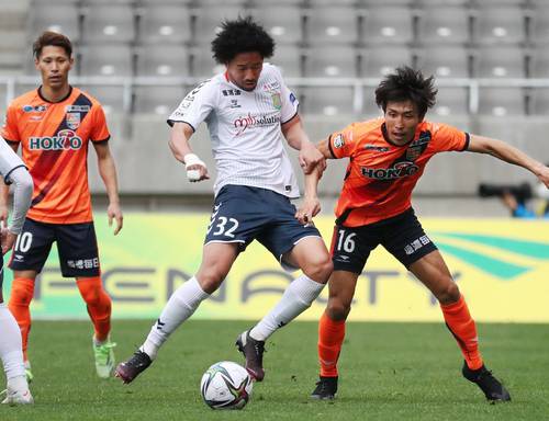 【長野―八戸】後半、八戸はDF伊勢渉(中央)が相手と競り合う=4日、長野Uスタジアム