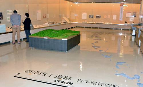 西平内1遺跡の調査結果などを紹介するテーマ展。床面には環状列石を再現した