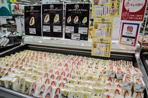 旬の果物をふんだんに使用したフルーツサンド=今月中旬、八戸市
