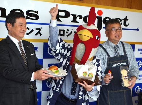 晴山裕康村長(左)らと共にオブチキバーガーをPRする阿部繁之社長=19日、九戸村