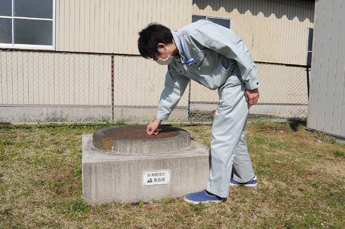 階上町役場の敷地内に設置されている震度計=4月中旬、同町道仏