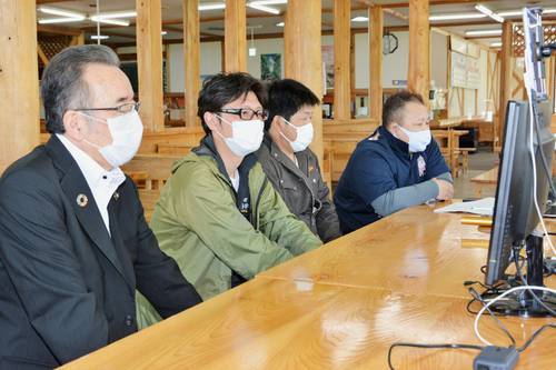 オンライン会議システムを通して短角牛の消費者と交流を深める遠藤譲一市長(左)、生産者ら