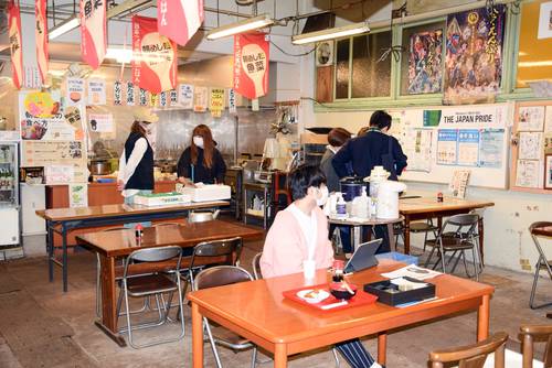 15日で閉店する「朝めし処 魚菜」=11日、八戸市