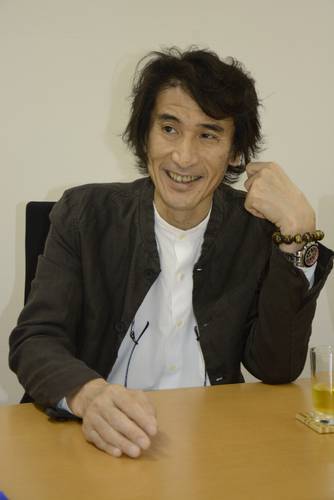 編集者の仕事について語る坂本政謙さん=2018年8月、東京都内