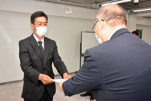 東直樹企画政策部長(右)から認定証を受ける山本又一代表=21日、青森県庁