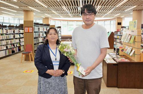 10万人目の来館者となった藤田翔さん(右)と姉帯裕子館長
