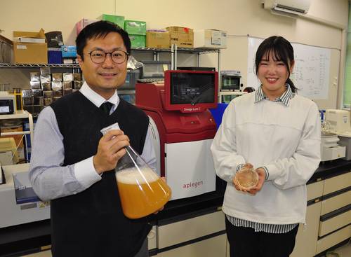カネク醸造のクラフトビール造りに協力する八戸高専の山本歩准教授(左)と中村日向子さん=5月下旬、八戸市