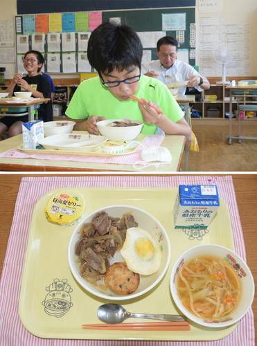 がんばる丼を頬張る児童(写真上)と、南部町の学校給食に登場した特別メニュー「がんばる丼」(中央)
