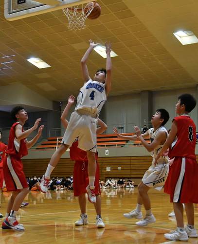 【八戸市・バスケットボール男子決勝・大館―白銀】第4クオーター、大館は坂下裕音(中央)がシュートを決めて53―41とする=八戸市東体育館