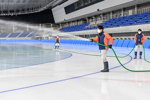 25日の競技者向けオープンに向け、YSアリーナ八戸ではリンクの結氷作業が進んでいる=19日