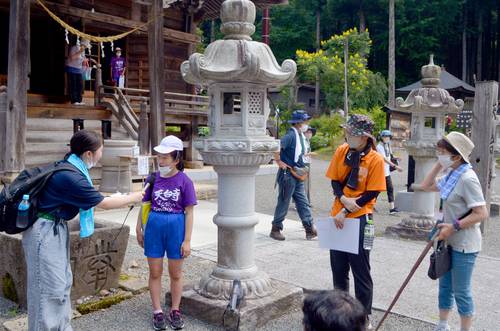 ラジオ番組の中継で、天台寺について説明する小学生(左から2人目)