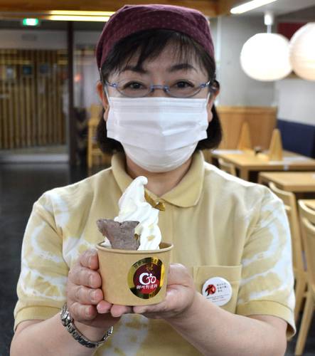 御所野遺跡をイメージした縄文スイーツをPRするスタッフ=31日、二戸市の「銀河ダイニング へのへの」
