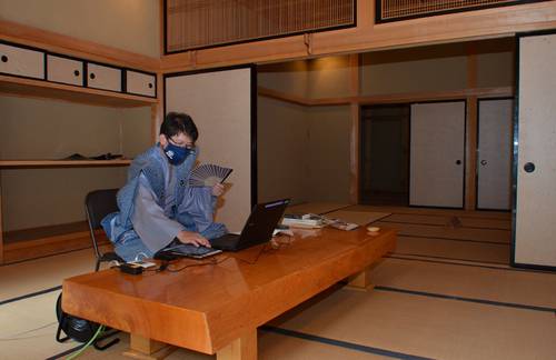 リモートワークで執務する若宮佳一町長