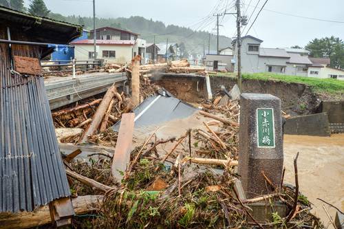 川の増水により、崩壊した小赤川橋=10日午後2時半ごろ、むつ市大畑町