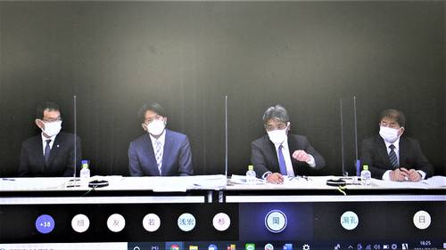 八戸港沖で貨物船が座礁した事故について、リモート会見で謝罪する岩井正実社長(右から2番目)ら=13日