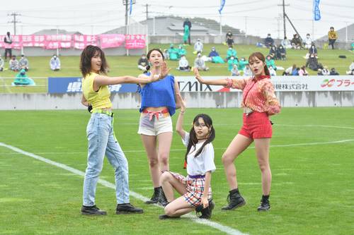 イベントでパフォーマンスを披露するりんご娘=2021年8月、八戸市プライフーズスタジアム