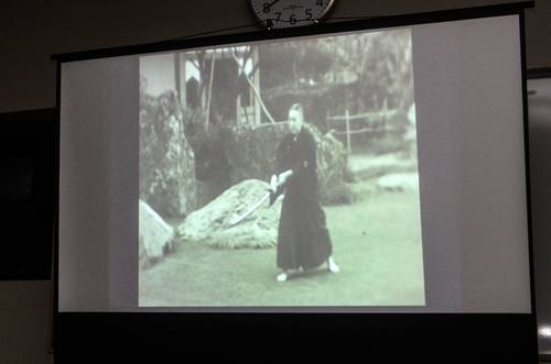 北村益が演武を披露した映像の一場面=22日、青森県近代文学館