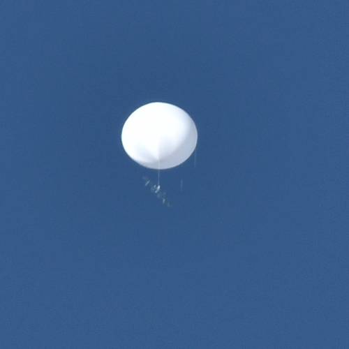 八戸市の上空で目撃された気球のような白い物体=3日午前5時15分ごろ、同市鮫町の大須賀海岸から(岩村雅裕撮影)