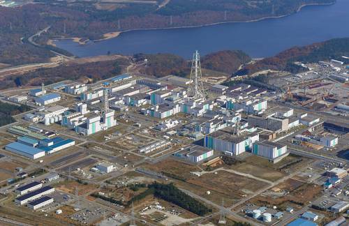 完工延期を繰り返している六ケ所村の使用済み核燃料再処理工場=2017年11月