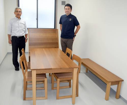 伊保内高の新校舎に木製品を納入した千葉暢威社長(右)と西里孝義副校長
