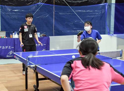 元実業団の卓球選手で、地元に戻り卓球アカデミーを開いた沼田勝さん(左)=8日、八戸市鮫町