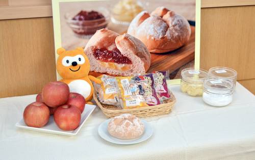 26日から東北6県のローソンで販売される「三農 ふわっともっちりカシスとリンゴのパン」