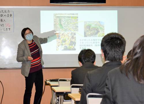 南極での調査について説明する鮎川恵理准教授