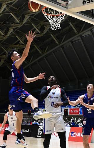 【青森―名古屋】第3クオーター、青森は駒沢颯(左)がレイアップシュートを決め、33―53とする=14日、青森市マエダアリーナ