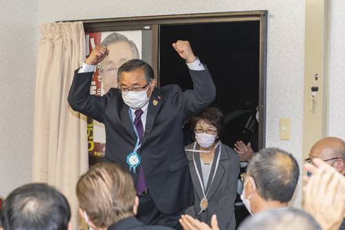 初当選を決め、ガッツポーズで支持者の前に姿を現す小野寺美登氏=14日午後8時40分ごろ、一戸町