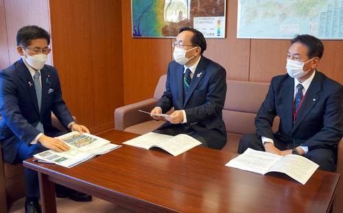 木村次郎政務官(左)に要望内容を説明する三村申吾知事(中央)=15日、国土交通省