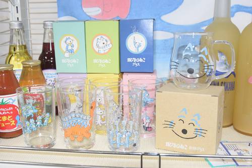 11ぴきのねこをデザインに採り入れたグラス(左側)と耐熱グラス(右)