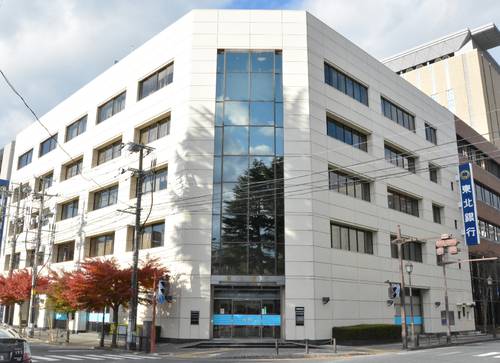 フィデアホールディングスとの経営統合を見送った東北銀行の本店=盛岡市