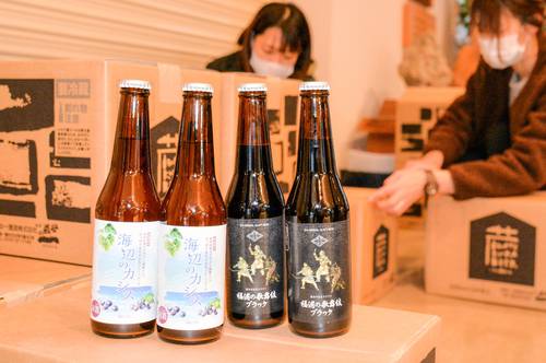 佐井産ホップを使用したクラフトビール「海辺のカシス」(左)と「福浦の歌舞伎ブラック」=19日、佐井村