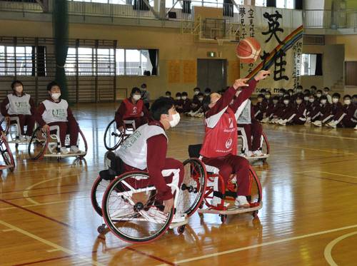 車いすバスケを楽しむ生徒