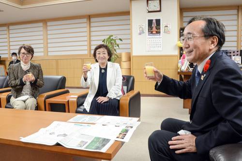 活動報告後、三村申吾知事(右)とリンゴジュースで乾杯する対馬ルリ子会長(右から2人目)ら=7日、青森県庁