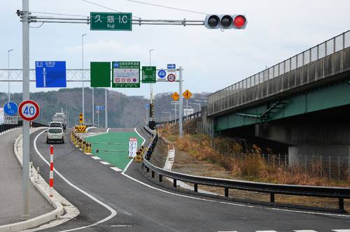 18日に全線開通する三陸沿岸道路の久慈インターチェンジ=17日、久慈市