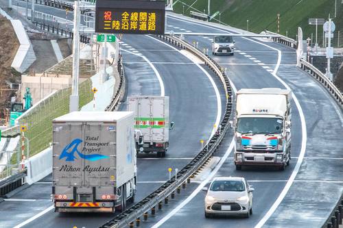 全線開通した三陸沿岸道路。輸送体系が強化され、貨物量の増加に期待がかかる=18日、野田村