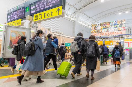 帰省ラッシュがピークを迎え、利用客で混雑する新幹線の改札付近=29日、JR八戸駅
