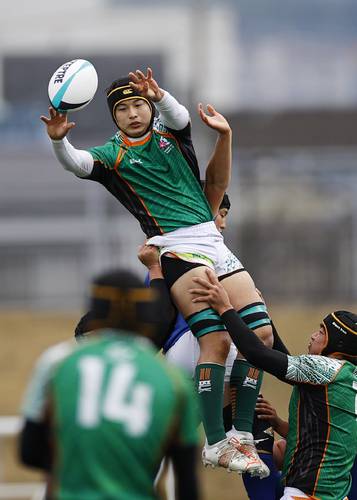 【青森山田―御所実】 前半、青森山田は中山仁(上)がラインアウトのボールをパスする=花園