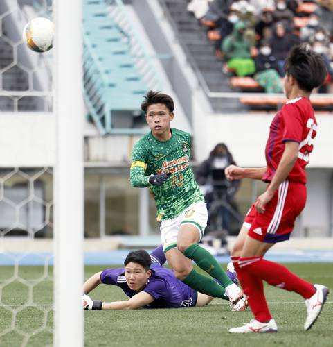 大社―青森山田 後半、チーム3点目のゴールを決める青森山田・松木。GK栗原=駒沢