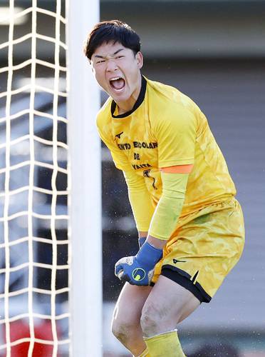米子北―矢板中央 PK戦で米子北の4人目、小橋川のキックを止め、雄たけびを上げる矢板中央のGK藤井=柏の葉