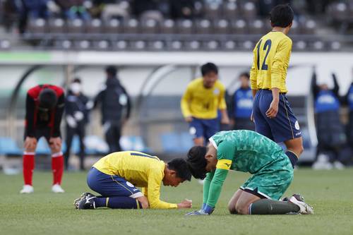 関東第一に敗れ、肩を落とす矢板中央のGK藤井(手前右)=フクアリ