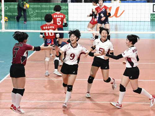 青森西―熊本信愛女学院 第2セット、ポイントを奪い喜ぶ青森西の選手たち=東京体育館