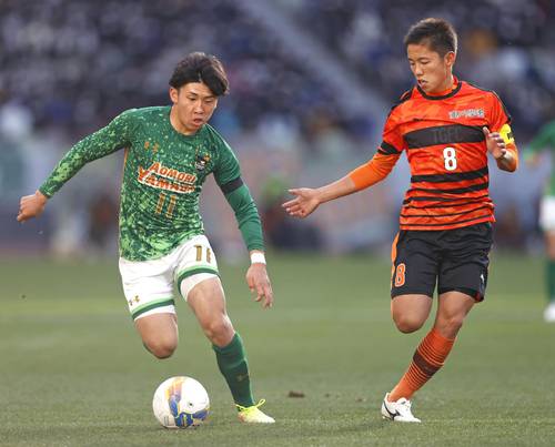 高川学園―青森山田 前半、競り合う青森山田・藤森(左)と高川学園・北=国立競技場