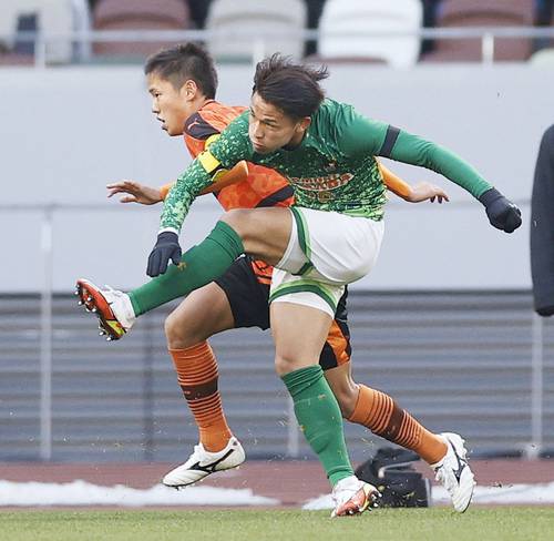 高川学園―青森山田 後半、チーム3点目のゴールを決める青森山田・松木(手前)=国立競技場