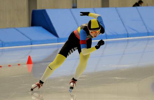 【県ジュニアスプリント・女子1000メートル】1分28秒36の大会新をマーク。総合でも初日首位に立った石岡文那(下長中)=YSアリーナ八戸