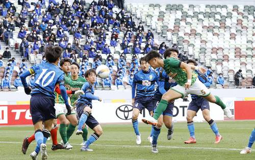 大津―青森山田 前半、先制ゴールを決める青森山田・丸山(右端)=国立競技場